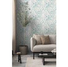 Wohnzimmer mit Couch, Tisch und Wandtapete mit Pflanzenmuster