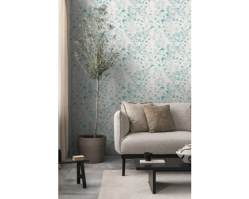 Wohnzimmer mit Couch, Tisch und Wandtapete mit Pflanzenmuster