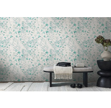 Dekoratives Interieur mit einer Wandtapete mit Blattmuster, Bank und Beistelltisch mit Blumenvase