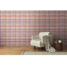 Wohnraum mit gemusterter Tapete, Sessel und Beistelltisch