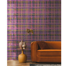 Zimmer mit gemusterter Tapete, Sofa und Beistelltisch