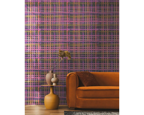 Zimmer mit gemusterter Tapete, Sofa und Beistelltisch