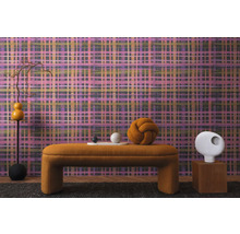 Innenraum mit gemusterten Tapeten, Sitzbank und dekorativen Objekten