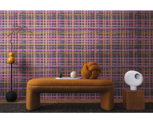 Innenraum mit gemusterten Tapeten, Sitzbank und dekorativen Objekten