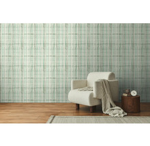 Innenraum mit gemusterter Tapete, Sessel und Beistelltisch