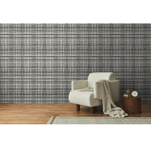 Wohnzimmer mit gemusterter Tapete und Sessel