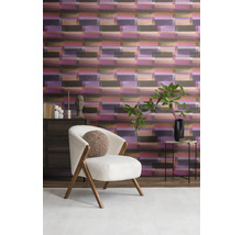 Wohnzimmer mit gemusterter Tapete, Sessel und Beistelltisch