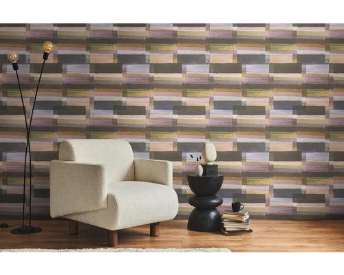 Wohnzimmer mit gemusterter Tapete, Sessel und Stehlampe