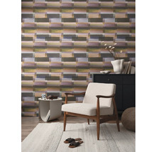 Wohnzimmer mit gemusterter Tapete, Sessel und Teppich