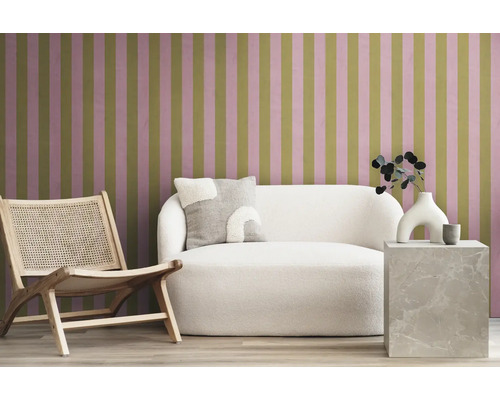 Wohnzimmer mit Sofa, Sessel und gestreifter Tapete