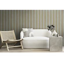 Wohnzimmer mit Sofa, Sessel und gestreifter Tapete