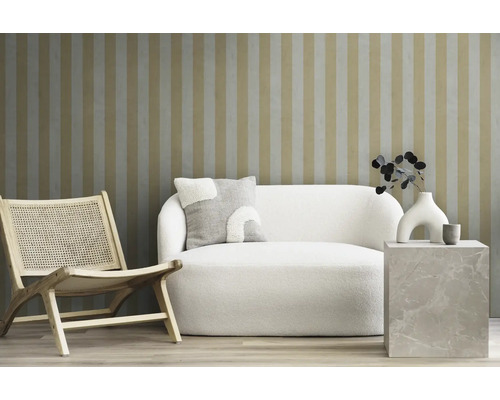 Wohnzimmer mit Sofa, Sessel und gestreifter Tapete