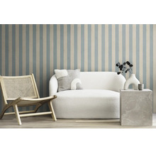 Wohnzimmer-Szene mit Sessel, Sofa und Beistelltisch vor einer gestreiften Wand