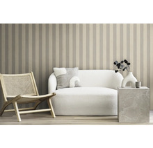 Wohnzimmer mit Sofa, Sessel und gestreifter Tapete