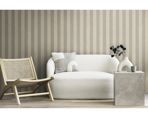 Wohnzimmer mit Sofa, Sessel und gestreifter Tapete