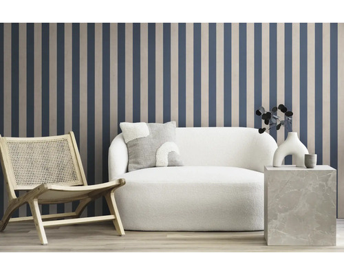 Raumgestaltung mit gestreifter Tapete, Sessel und Sofa