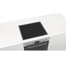 Induktionskochfeld mit vier Kochzonen in einer hellen Küchentheke