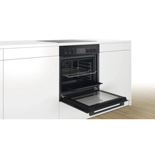 Einbauherd mit geöffneter Backofentür in einer Küchenzeile.