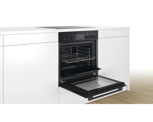 Einbauherd mit geöffneter Backofentür in einer Küchenzeile.