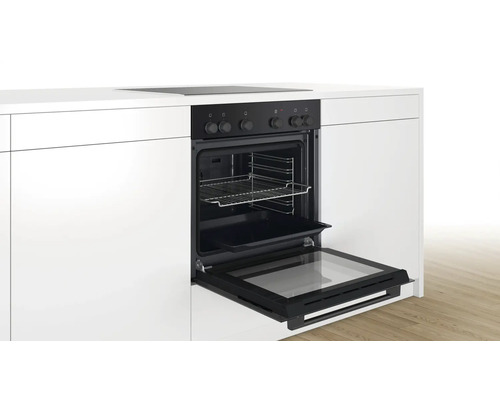 Einbauherd mit offener Backofentür in einer weißen Küchenzeile