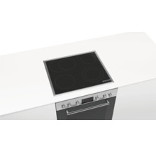 Induktionskochfeld mit vier Kochzonen in einer Küchenzeile