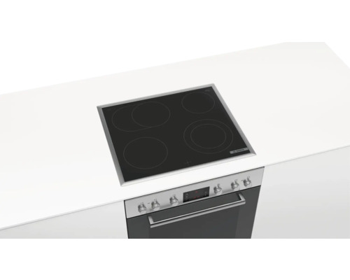 Induktionskochfeld mit vier Kochzonen in einer Küchenzeile