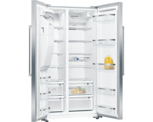 Geöffneter Bosch Side-by-Side Kühlschrank mit Regalen und Fächern
