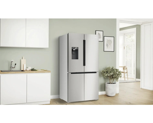 Silberner Mehrfach-Tür-Kühlschrank mit Wasserspender in einer Küche.