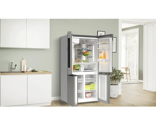 Geöffneter Kühlschrank in einer hellen Küche mit Lebensmitteln