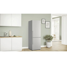 Kühlschrank mit Gefrierfach in einer modernen Küche