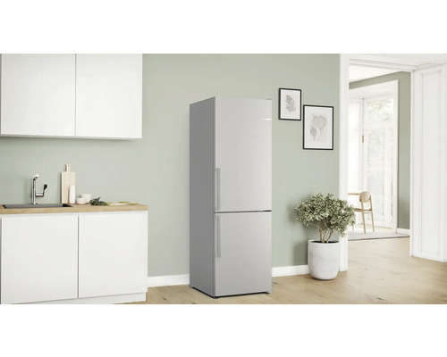 Kühlschrank mit Gefrierfach in einer modernen Küche