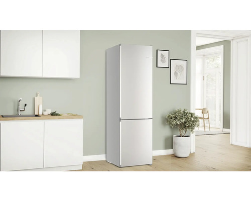 Kühlschrank mit Gefrierfach in einer hellen Küche