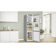 Küche mit einem Kühlschrank mit geöffneter Tür und Lebensmitteln