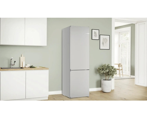 Silberfarbener Kühlschrank mit Gefrierfach in einer Küche