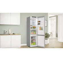 Geöffneter Kühlschrank mit Lebensmitteln in einer hellen Küche