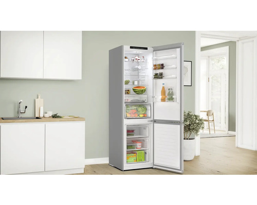 Geöffneter Kühlschrank mit Lebensmitteln in einer hellen Küche