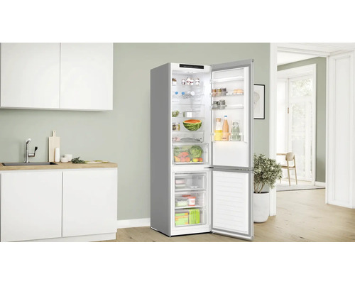 Kombinierter Kühl- und Gefrierschrank mit geöffneten Türen in einer Küche