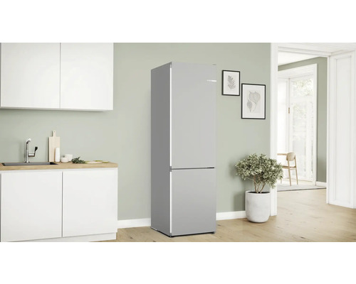 Grauer Kühlschrank mit Gefrierfach in einer hellen Küche.