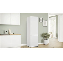 Freistehender Kühl-Gefrierkombination in einer hellen Küche.