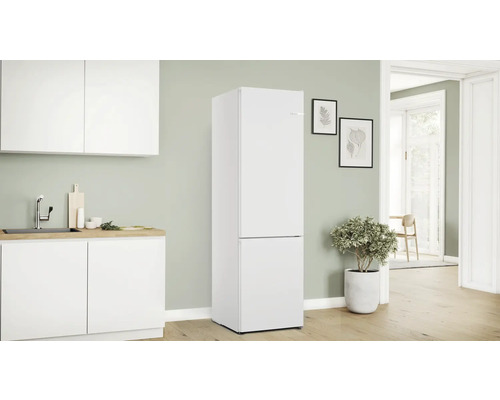 Freistehender Kühl-Gefrierkombination in einer hellen Küche.