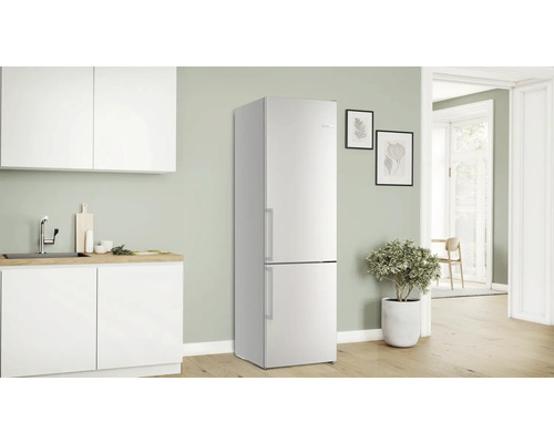 Freistehender Kühl-Gefrierkombination in einer hellen Küche