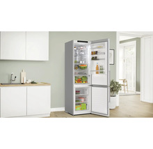 Geöffneter Kühlschrank mit Gefrierfach in einer modernen Küche, gefüllt mit Lebensmitteln.