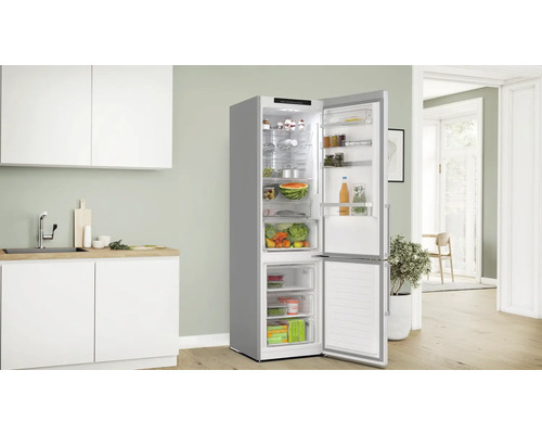 Geöffneter Kühlschrank mit Gefrierfach in einer modernen Küche, gefüllt mit Lebensmitteln.