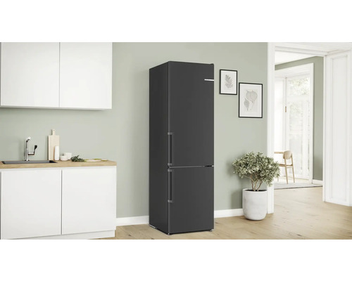 Küche mit einem freistehenden, anthrazitfarbenen Kühl-Gefrierkombination