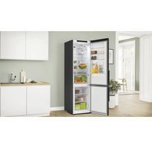 Kühlschrank mit Gefrierfach in einer hellen Küche mit geöffneter Tür und Lebensmitteln