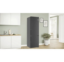 Freistehender grauer Kühlschrank mit zwei Türen in einer Küche.