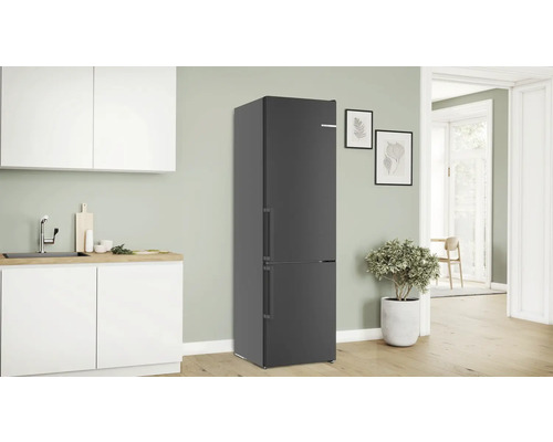 Freistehender grauer Kühlschrank mit zwei Türen in einer Küche.