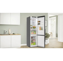 Kühlschrank mit geöffneter Tür in einer hellen Küche mit Lebensmitteln gefüllt