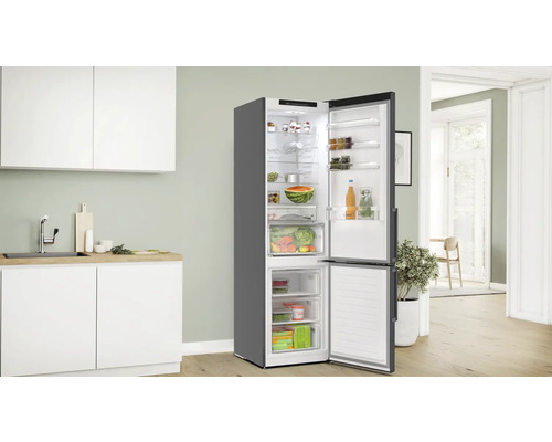 Kühlschrank mit geöffneter Tür in einer hellen Küche mit Lebensmitteln gefüllt