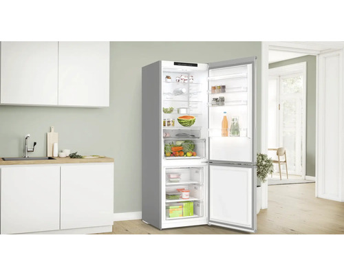 Offener Kühlschrank in einer hellen Küche mit frischen Lebensmitteln